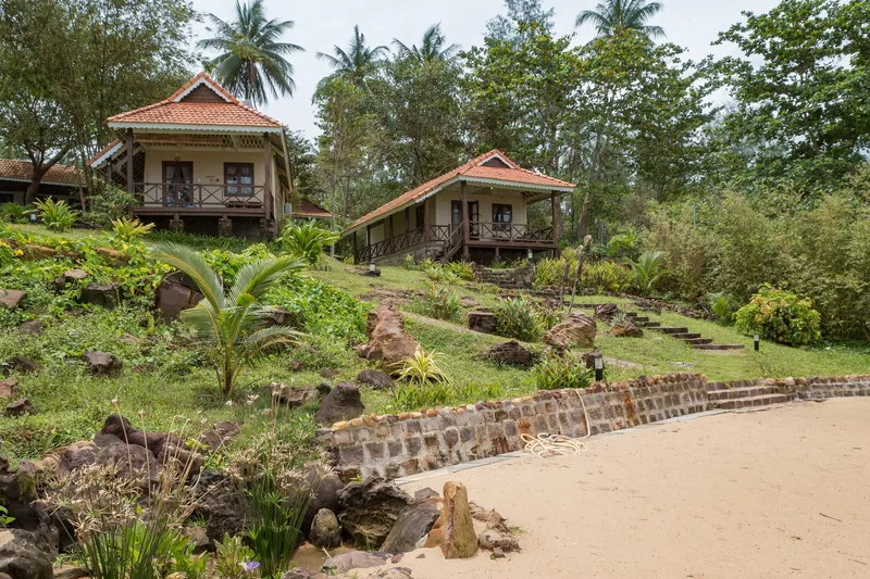 Những bungalow mái ngói nằm trên sườn đồi xanh mát phía trên bãi cát ở Phú Quốc.