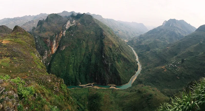 Dòng sông xanh ngọc uốn lượn giữa những đỉnh núi đá vôi hùng vĩ của đèo Mã Pí Lèng, Hà Giang.