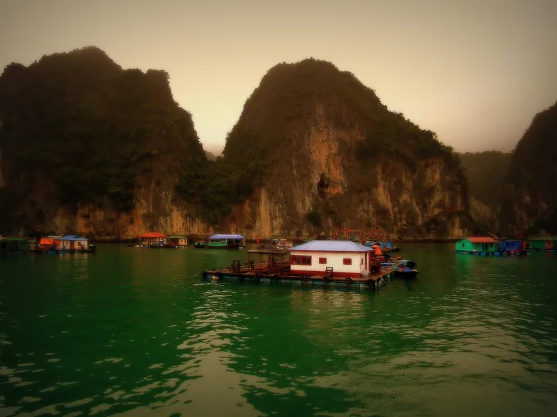 Những ngôi nhà nổi của làng chài yên bình trên mặt nước xanh ngọc giữa các núi đá vôi ở Vịnh Hạ Long.