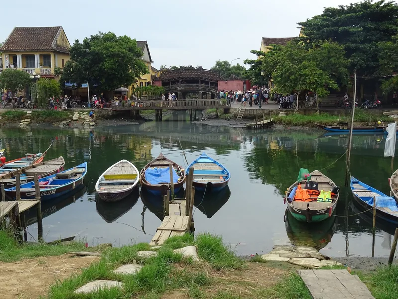 Những chiếc thuyền gỗ nổi trên kênh gần Chùa Cầu ở phố cổ Hội An.