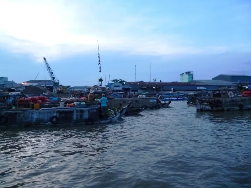 Những chiếc thuyền chở đầy nông sản tập trung lúc rạng sáng trên chợ nổi Cái Răng, Cần Thơ.