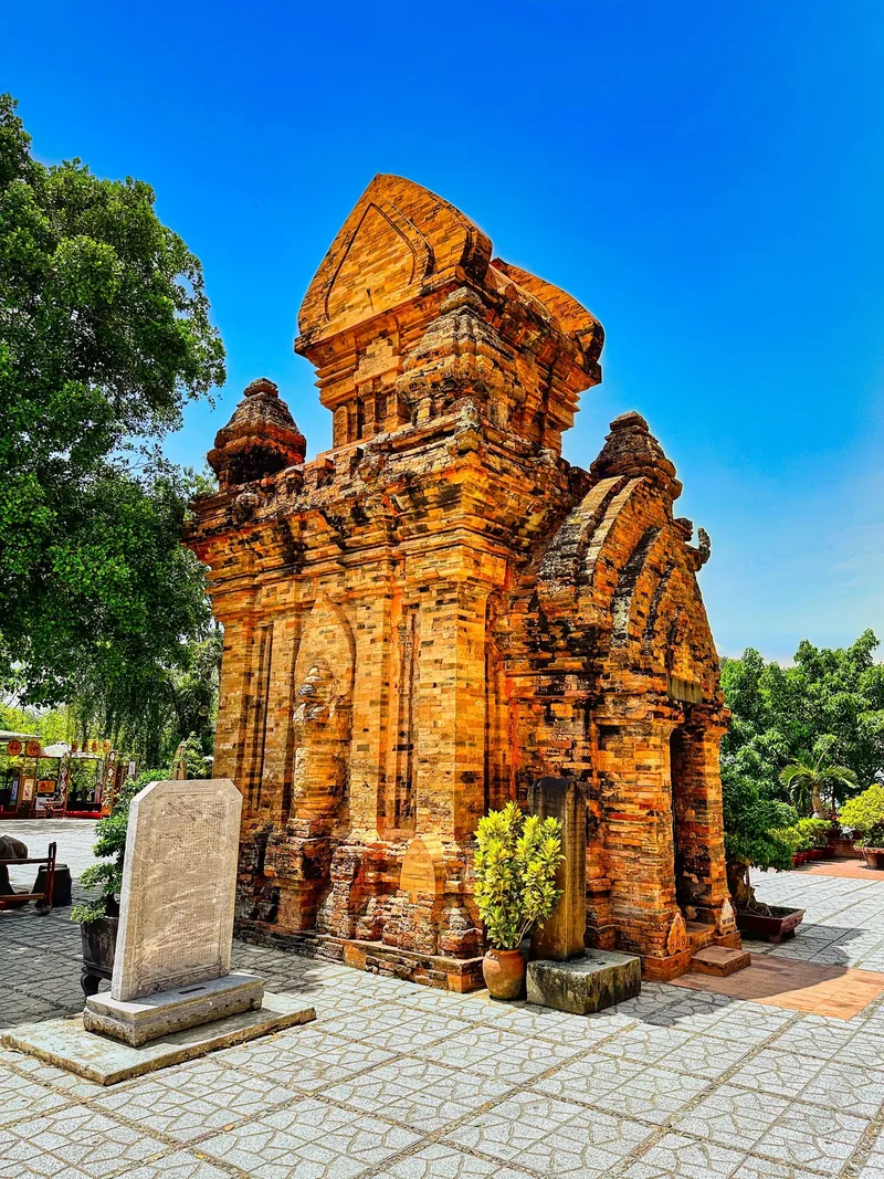 Tháp Chăm cổ bằng gạch nổi bật dưới bầu trời xanh tại khu di tích Tháp Bà Ponagar, Nha Trang.