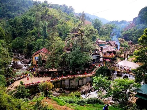 Bản làng miền núi với nhà gỗ và cầu nhỏ bắc qua suối tại bản Cát Cát, Sa Pa.
