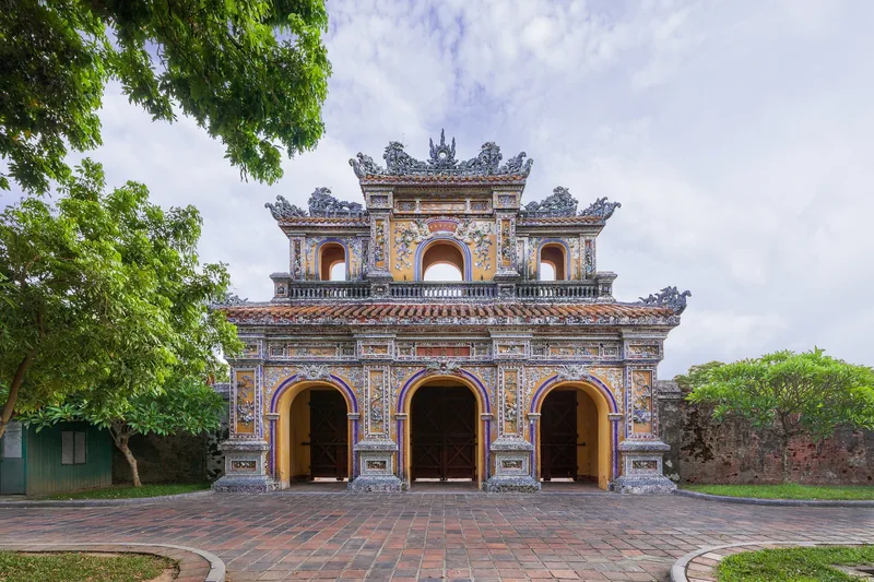 Cổng tam quan khảm sành sứ tinh xảo tại Hoàng thành Huế, Việt Nam.